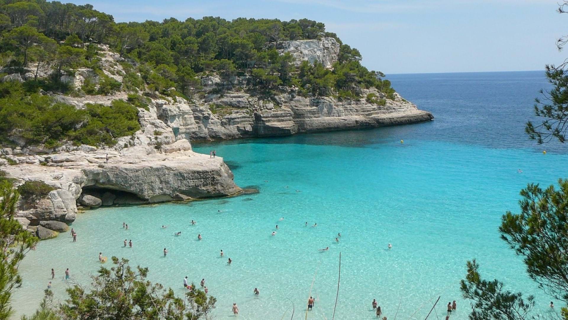 Menorka je poznata po najlepšim, plažama i uvalama na Balearima. Tirkozno more i borova šuma ni jednog putnika ne ostavljaju ravnodušnim.