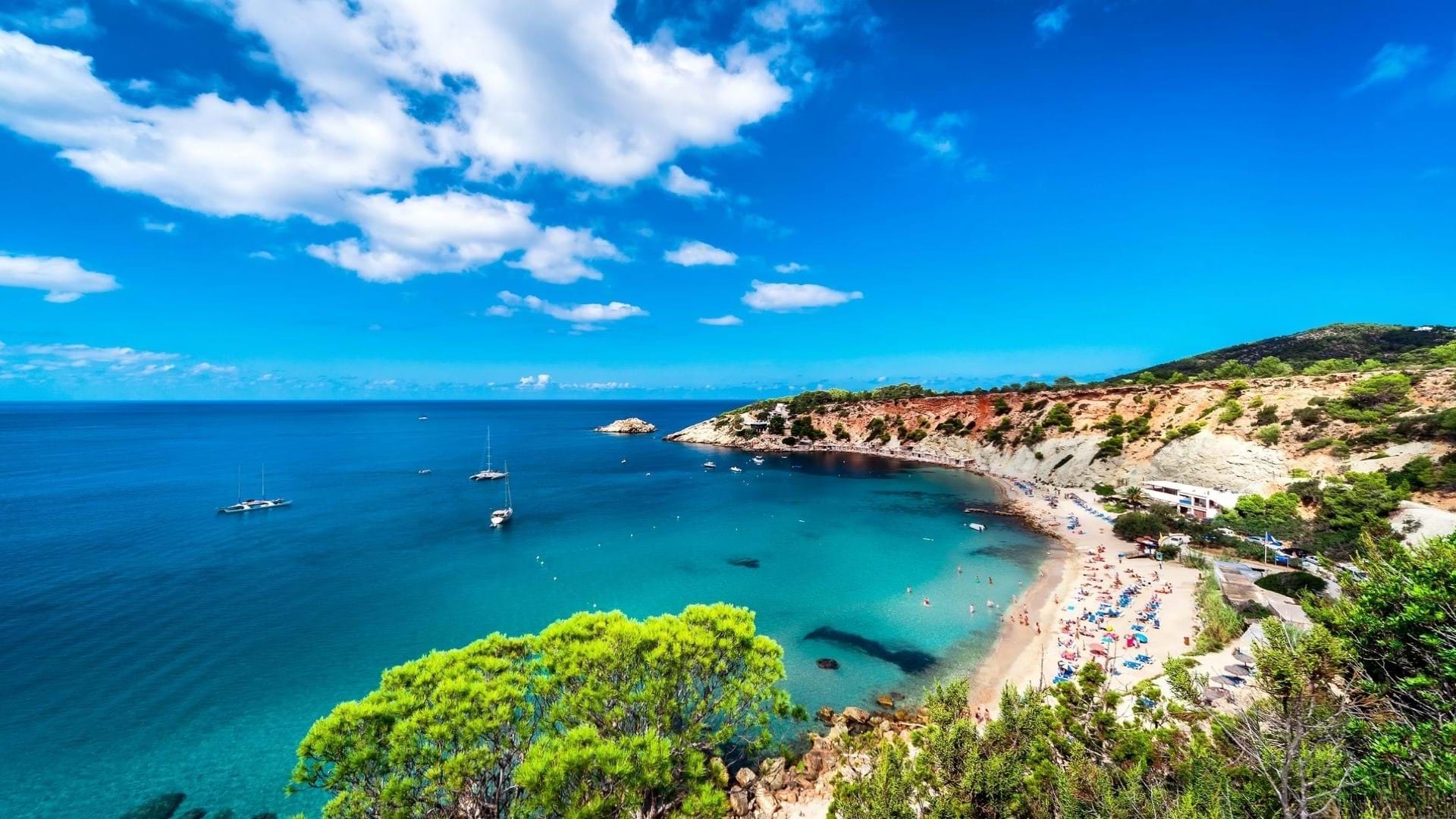 Jedna od najleopših plaža na Ibici u Španiji sa tirkiznom bojom mora i prelepom obalom.