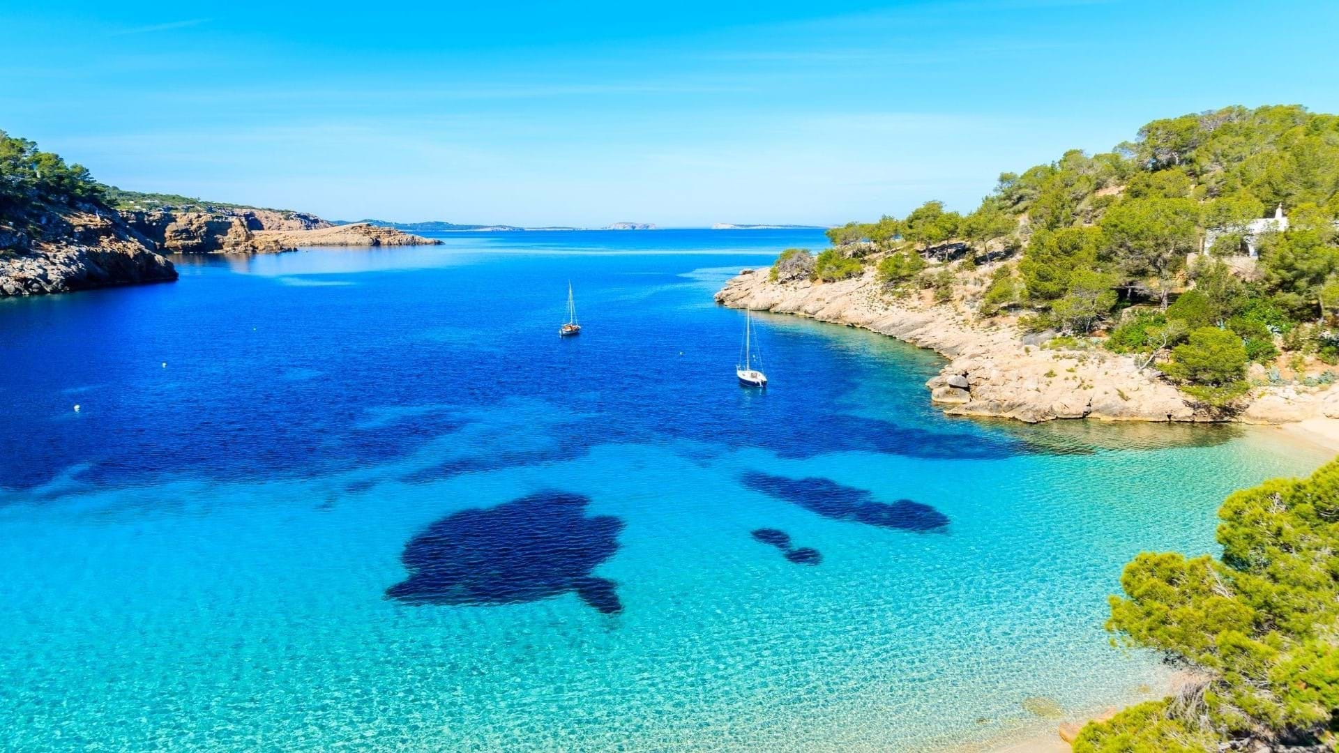 Ibica, jedna od najlepših uvala i plaža na celom ostrvu. Prilikom letovanja na ibici obavezno je posetiti je.