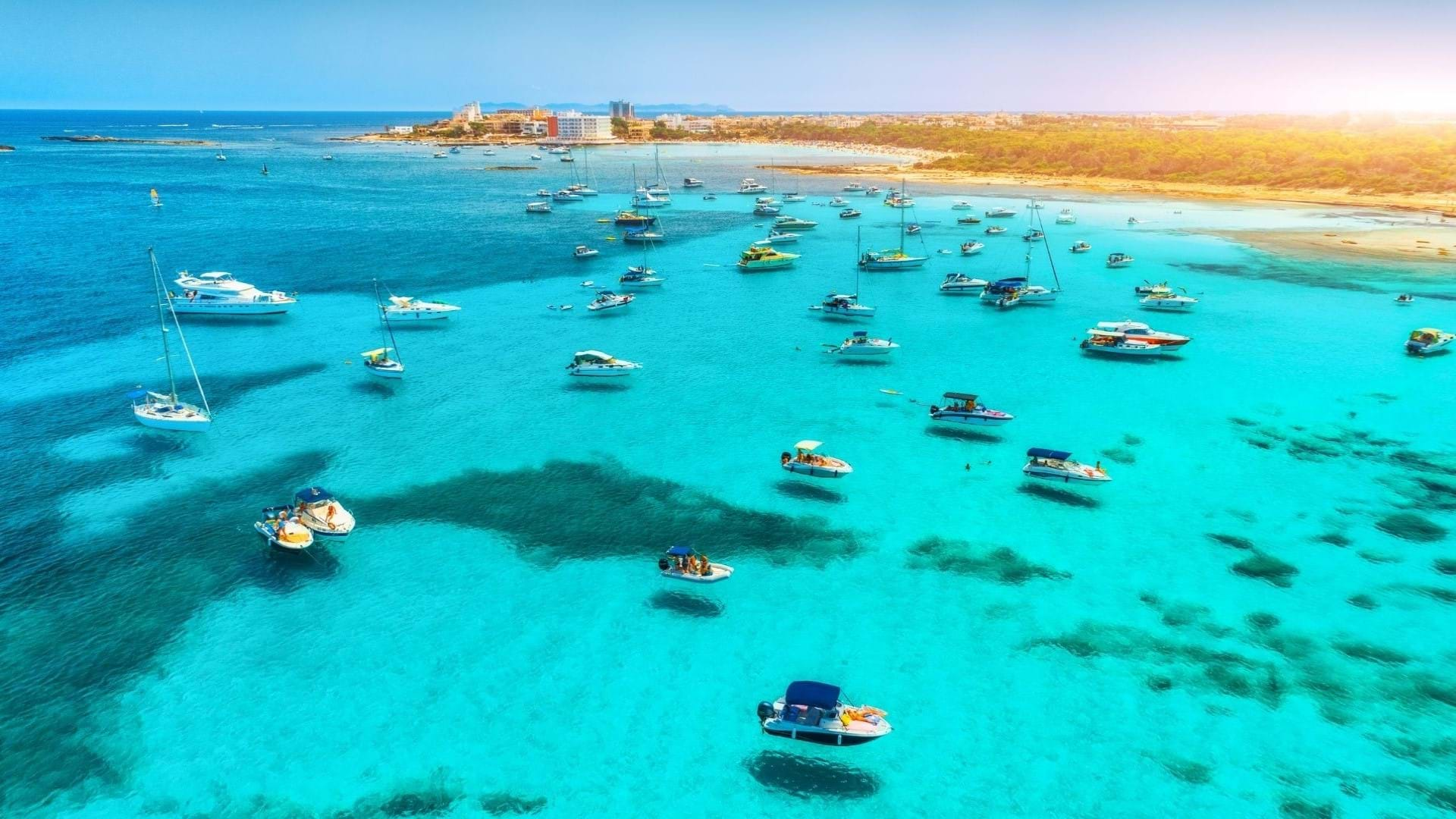 Plaža sa velikim plavetnilom na Majorci, nedaleko od S Arenala