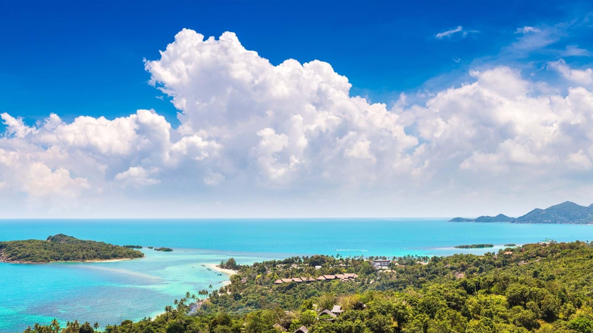 Ostrvo Ko Samui u Tajlandskom zalivu, jedno od najpopularnijih letovališta na Tajlandu. Poznato po otvorenosti za tursite koji vole da istražuju tropska ostrva.