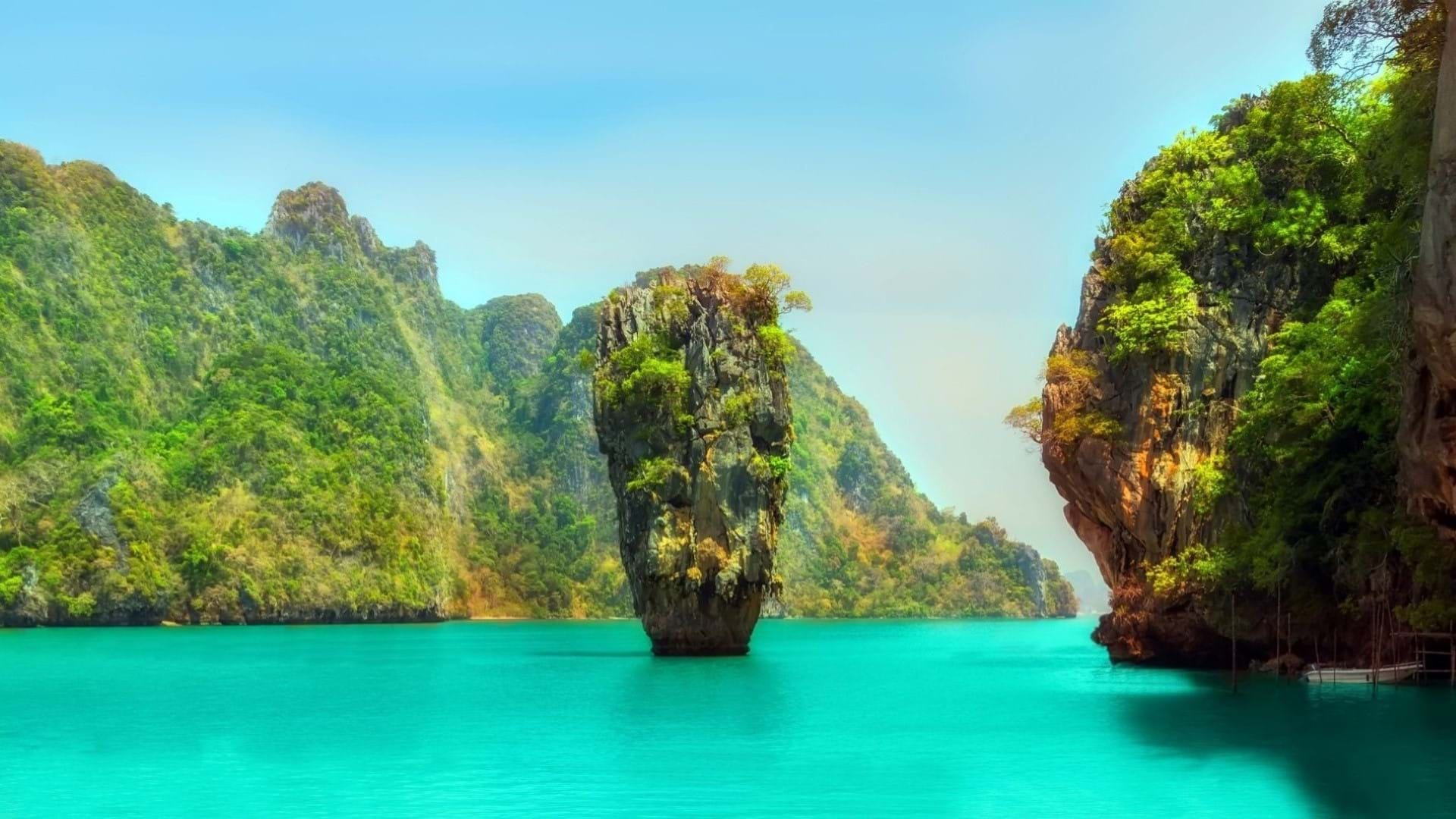 James Bond Island na Tajlandu. Tirkizna boja mora i nestvarne slike stena koje izlaze iz vode.