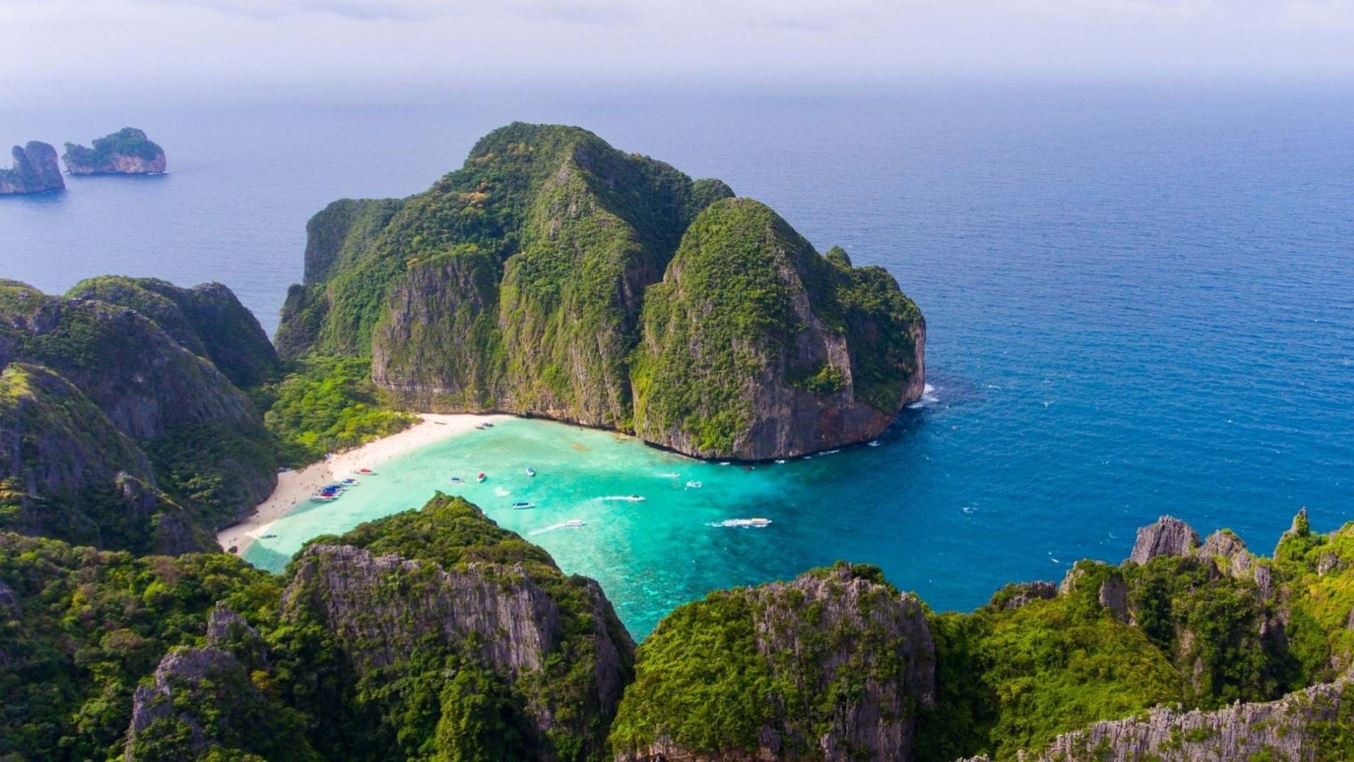 Tajland, slika plaže okružene planinama. Predivan prizor slikan odozgo.