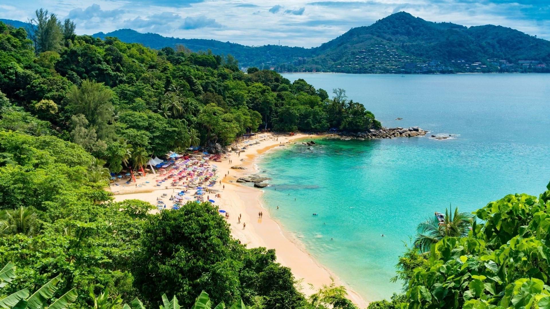 Prelepa plaža na Tajlandu. Ostvro puket, predivna obala, plaža sa sitnim peskom i džunla koja je okružuje.