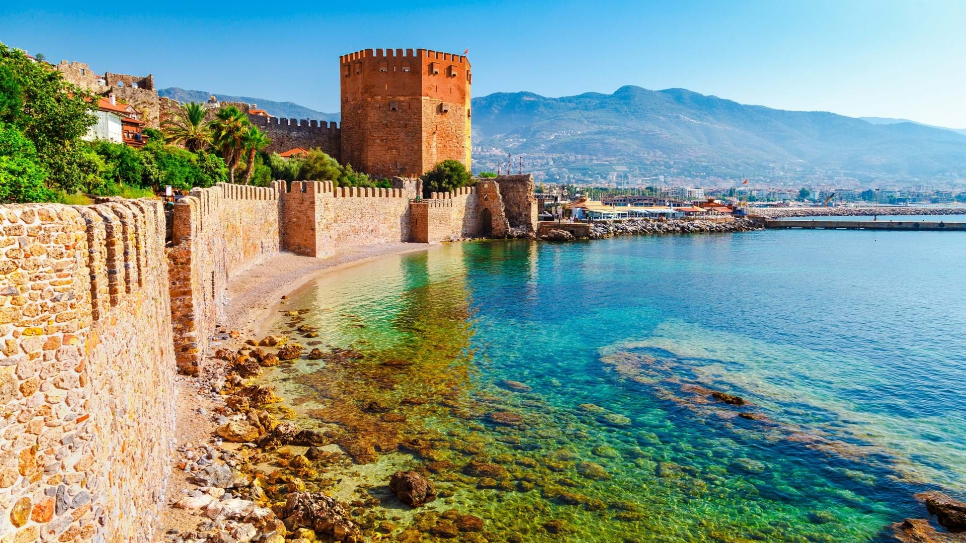 Tvrđava na obali u Alanji u neposrednoj blizini luke i plaža Arsi i Kleopatra.