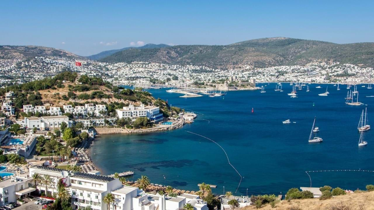 Bodrum letovanje, hoteli i grad slikan sa vidikovca. Obala grada i bele kuće i hoteli na obali.