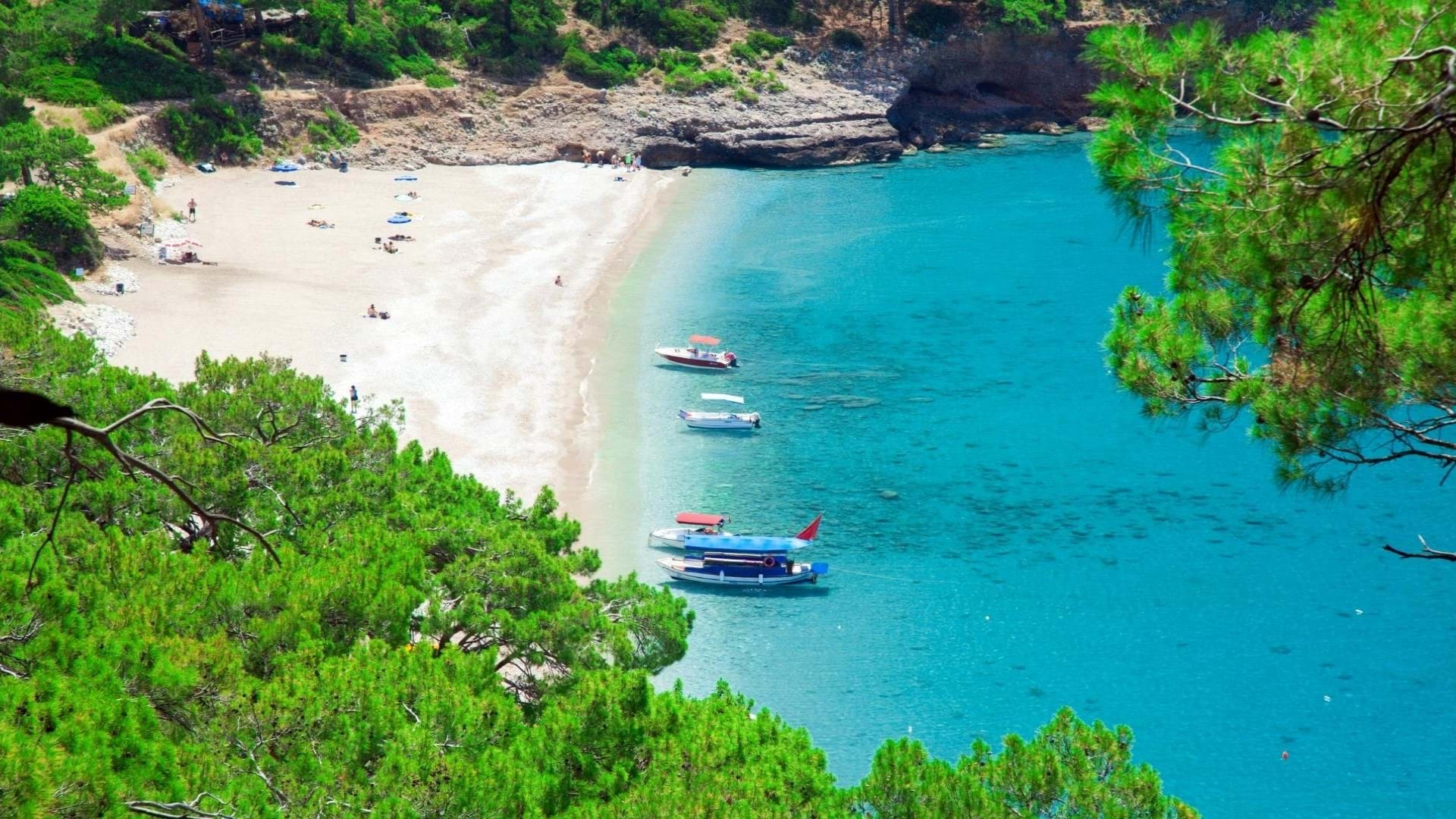 Fetije letovanje, jedna od mnogobrojnih plaža u ovom mestu, okružena gustom borovom šumom.