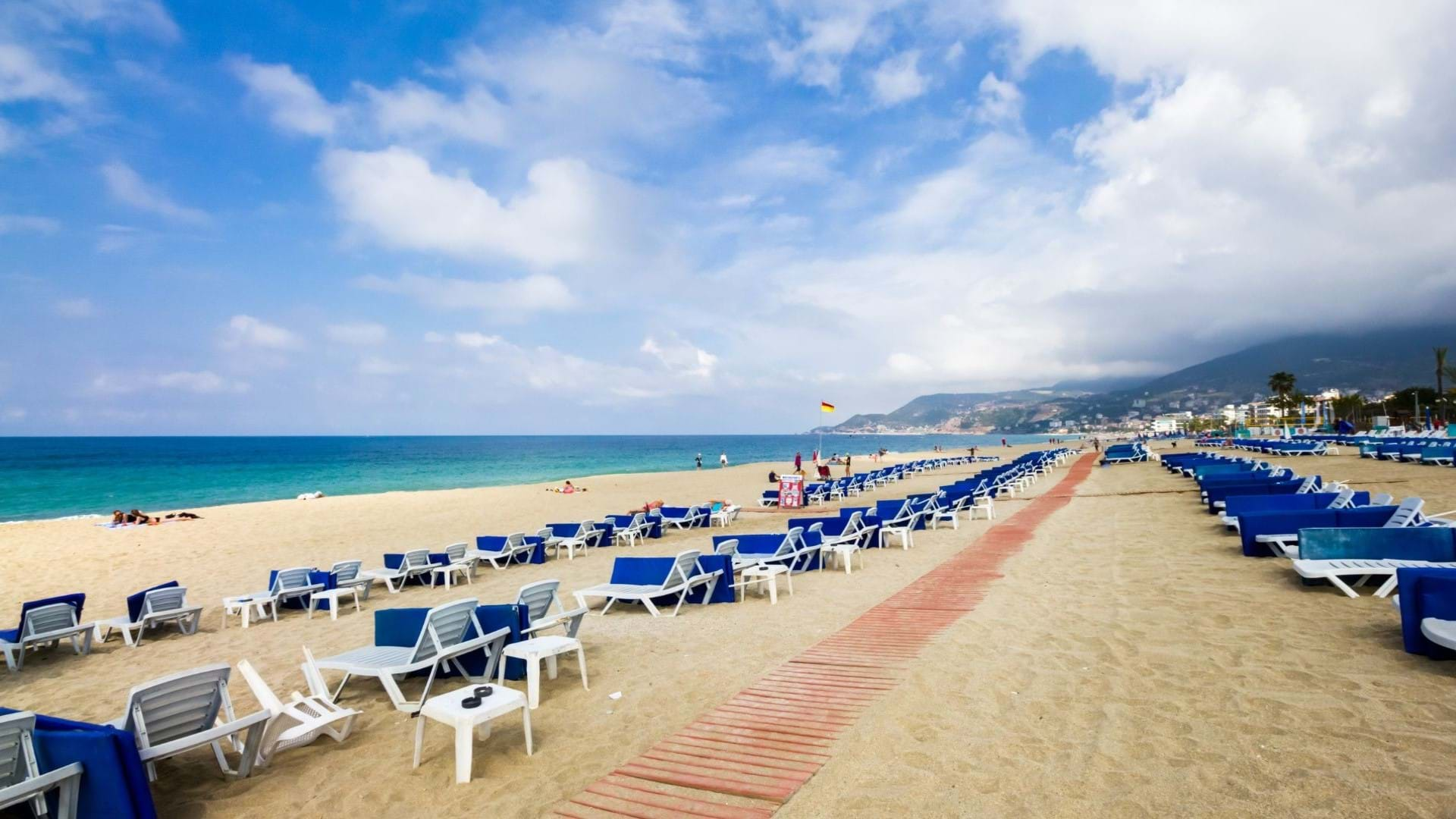 Plaža u letovalištu Side u Turskoj, nedaleko od gradova Antalija i Alanja. Sitan pesak i uređena plaža