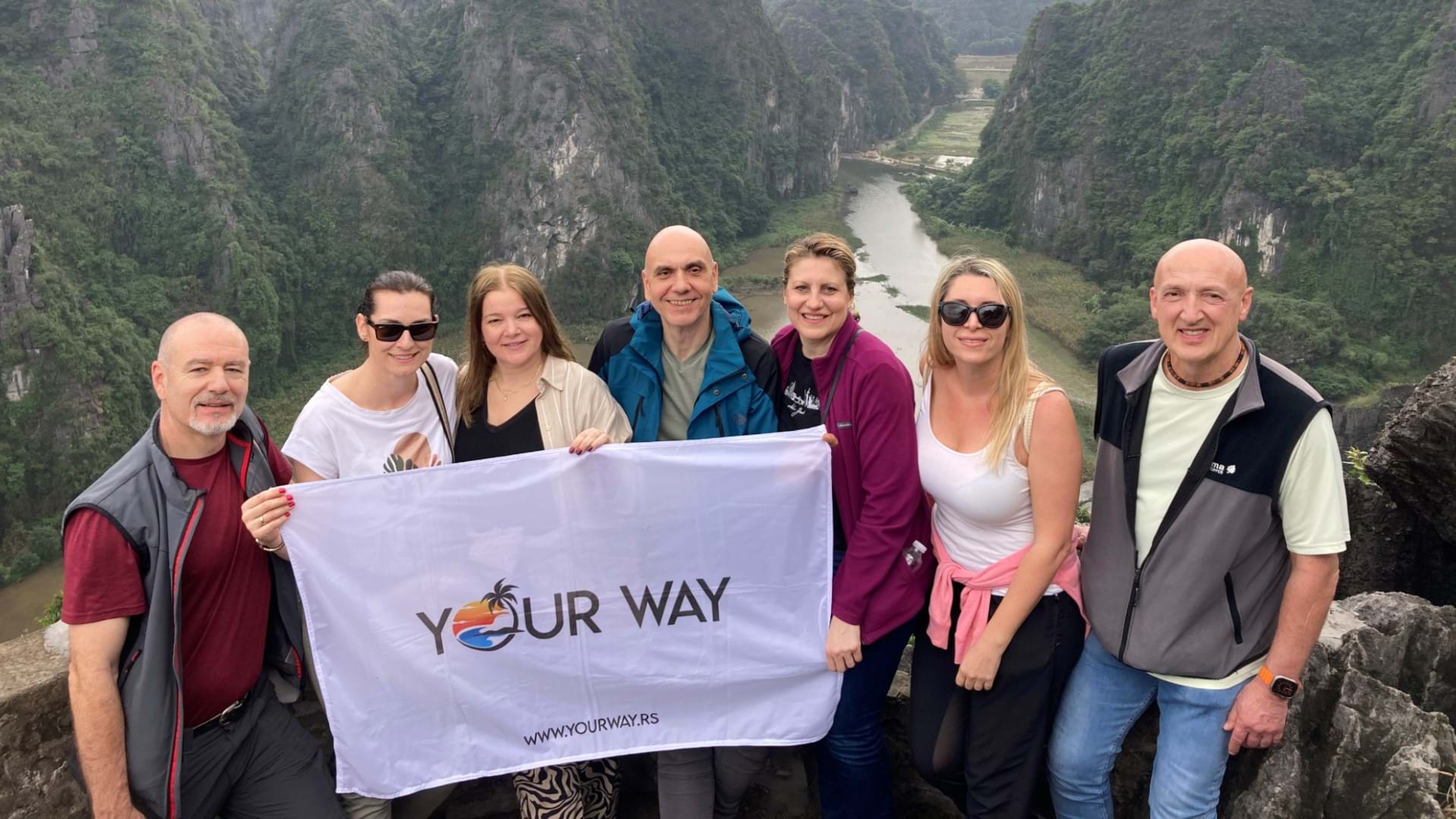 Putovanje u Vijetnam sa agencijom Your Way iz Beograda. Putnici na vidikovcu iznad Halong Zaliva